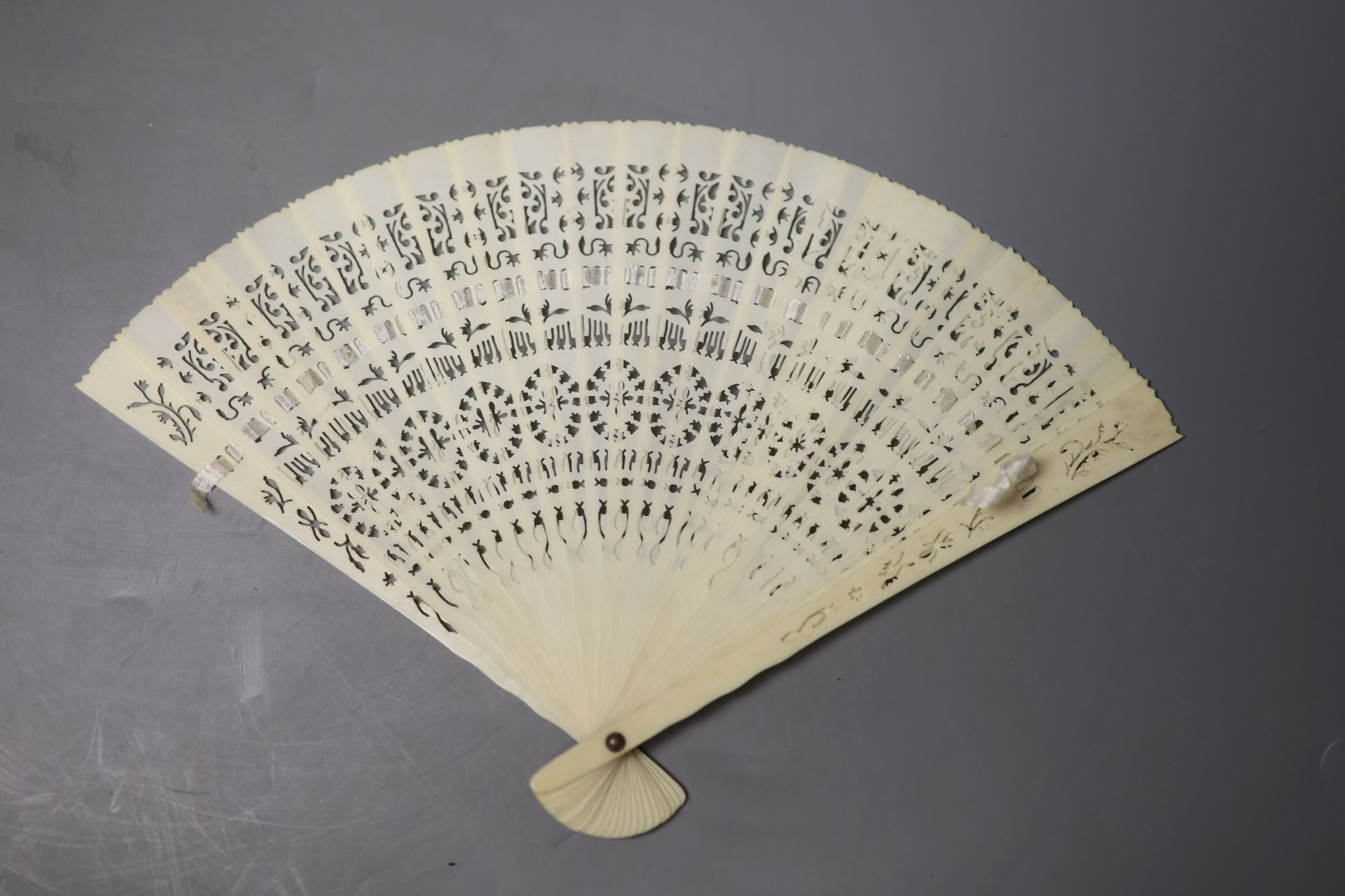 A quantity of mixed fans including a black Chantilly lace fan